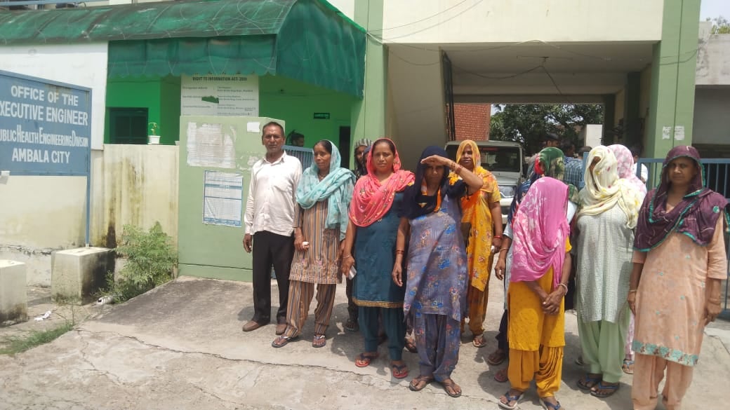 शहर के रविदास बस्ती के लोग व पार्षद मिथुन वर्मा जनस्वास्थ्य विभाग कार्यकारी अभियंता के सामने प
