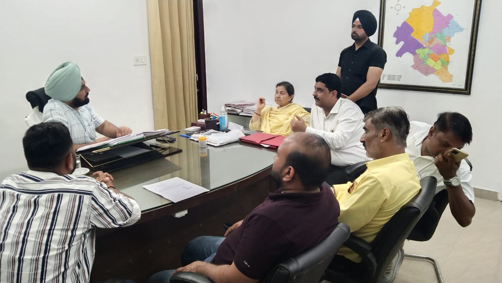 शहर के रविदास बस्ती के लोग व पार्षद मिथुन वर्मा जनस्वास्थ्य विभाग कार्यकारी अभियंता के सामने प
