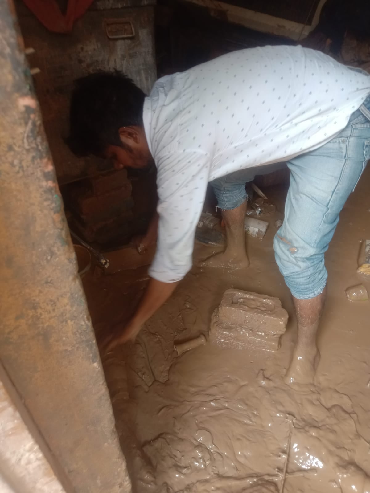 टांगरी किनारे बनी सड़क के आसपास लगे गंगदी के ढेर।