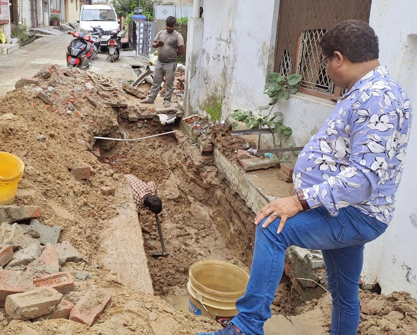 उझानी में पेयजल संकट की शिकायत करने पहुंचीं गंजशहीदा मोहल्ले की महिलाएं। संवाद