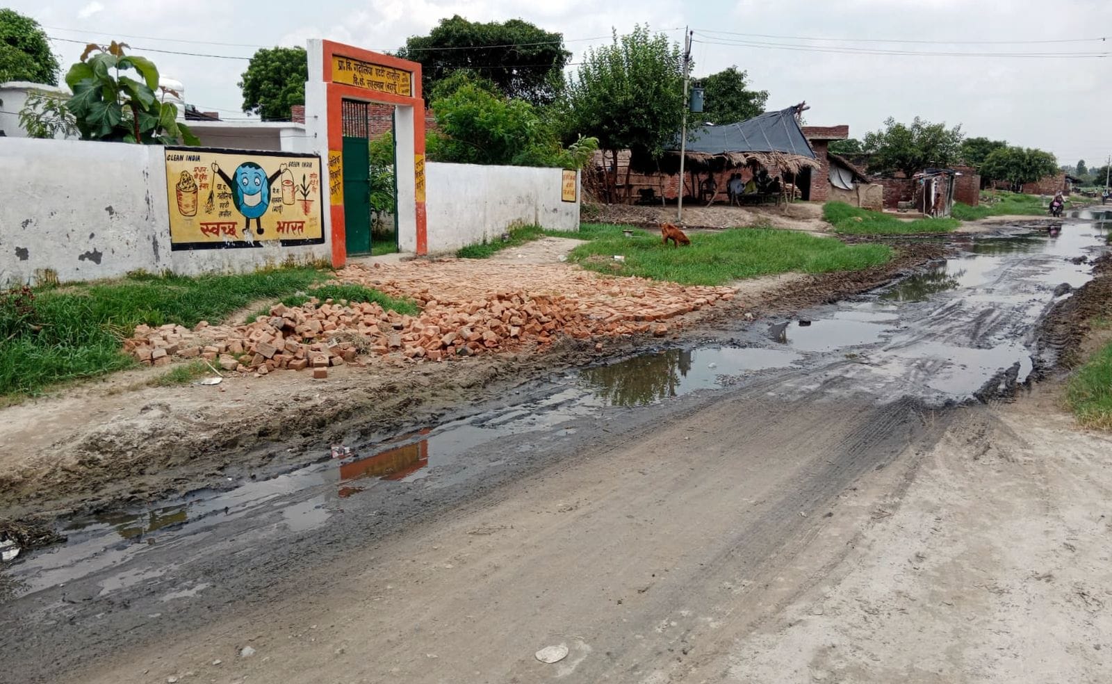 उसावां ब्लाक क्षेत्र के ग्राम रतेनगला का स्कूल जहां बरसात में काफी दिक्कत होती है।