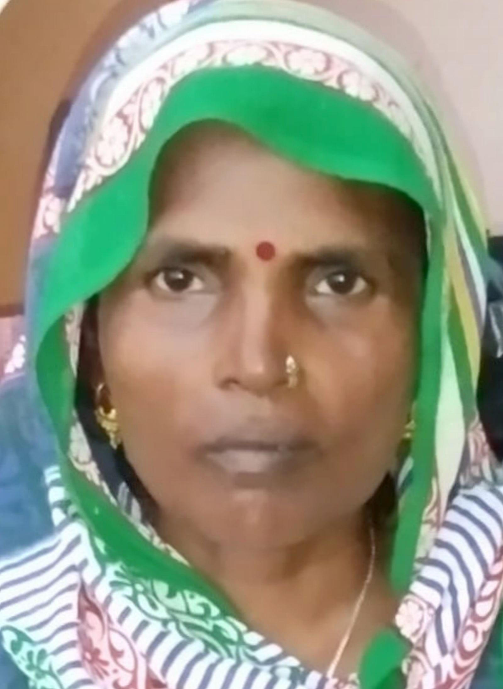 विलाप करते मृतका के परिजन।