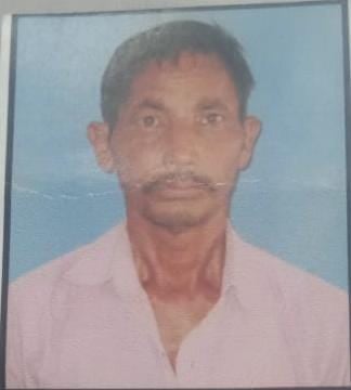 चौकीदार का शव मिलने के बाद रोते-बिलखते परिजन चौकीदार का शव मिलने के बाद रोते-बिलखते परिजन