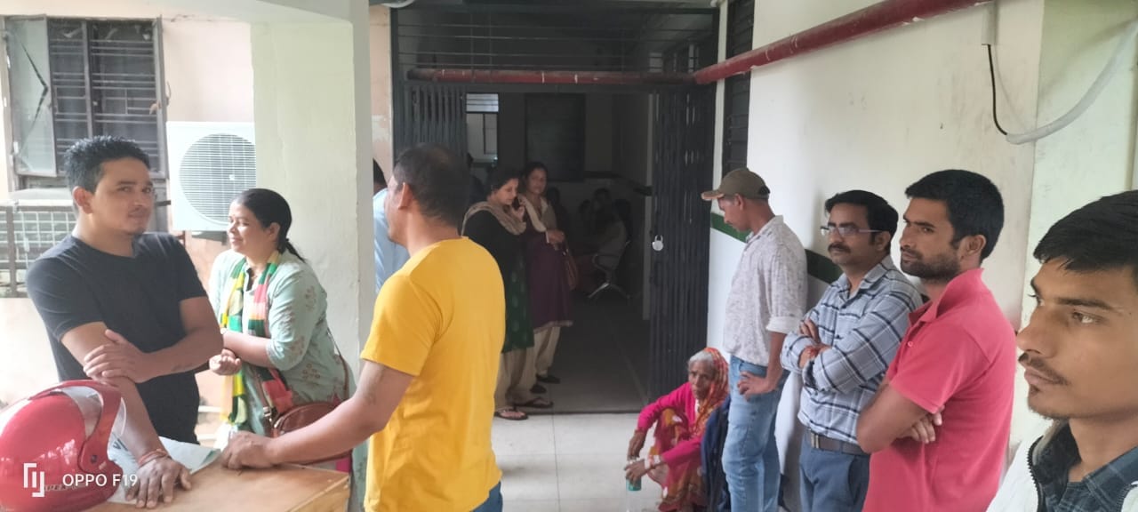 फोटो- 26 एएलएम 21 पी- बेस अस्पताल में बिजली गुल रहने से सीटी स्कैन कक्ष के बाहर प्रदर्शन करते आ