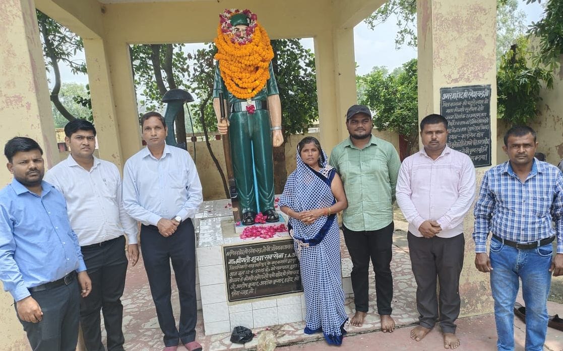 गंगसरा के चंदी कॉन्वेंट स्कूल में सैनिकों की वेशभूषा में बच्चे