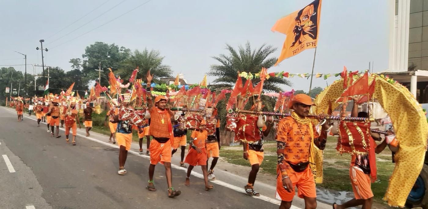 कछला से हाईवे पर होकर निकली कांवड़ियों की टोली। संवाद कछला से हाईवे पर होकर निकली कांवड़ियों की टोली। संवाद