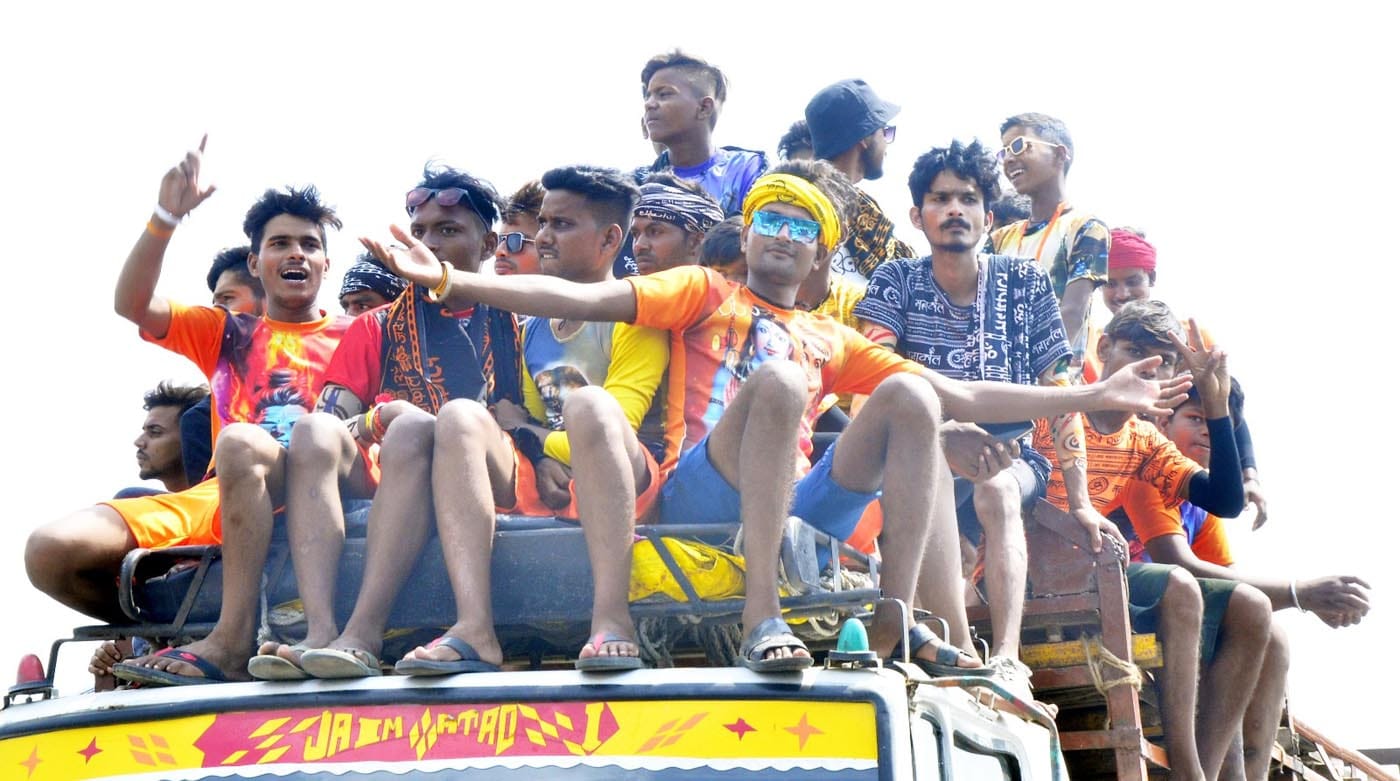 कछला से कांवड़ लेकर निकला शिवभक्त।