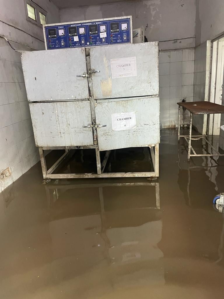 कुरुक्षेत्र। पोस्टमार्टम हाउस में जमा पानी और स्ट्रेचर पर पड़ा शव।