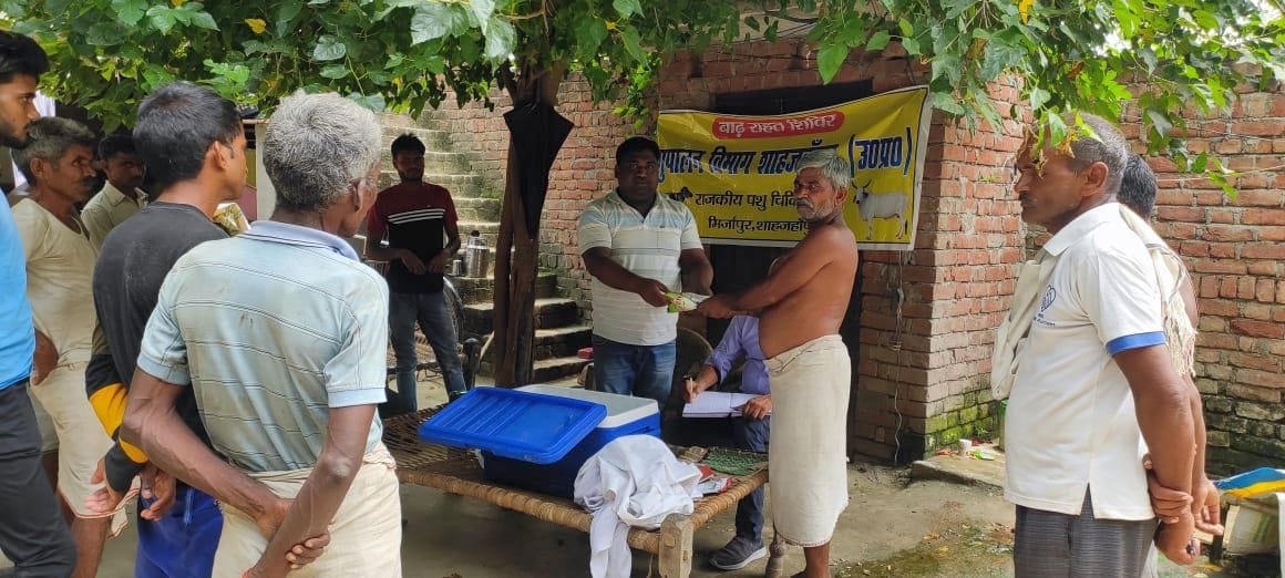 मिर्जापुर में बाढ़ से जलमग्न ग्राम महुलिया के एक घर में भरा पानी। संवाद