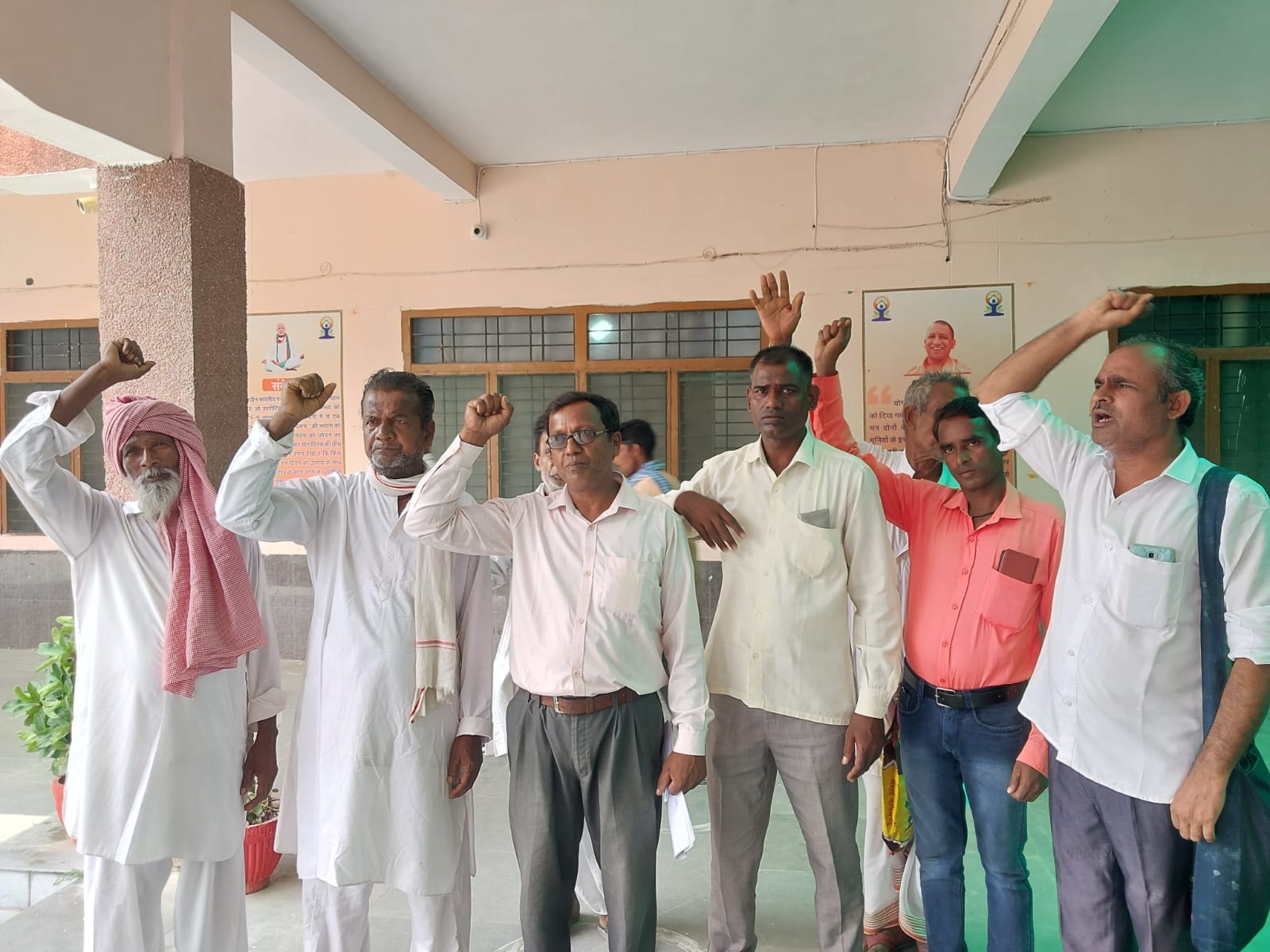 नदी में खोदाई करते मजदूर।