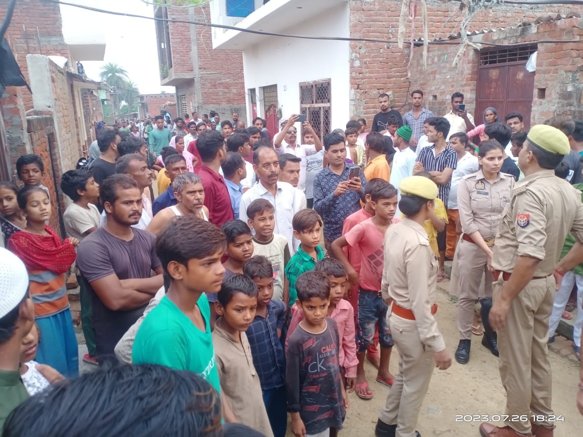 रोते विलखते खालिदा बेगम के परिजन। संवाद