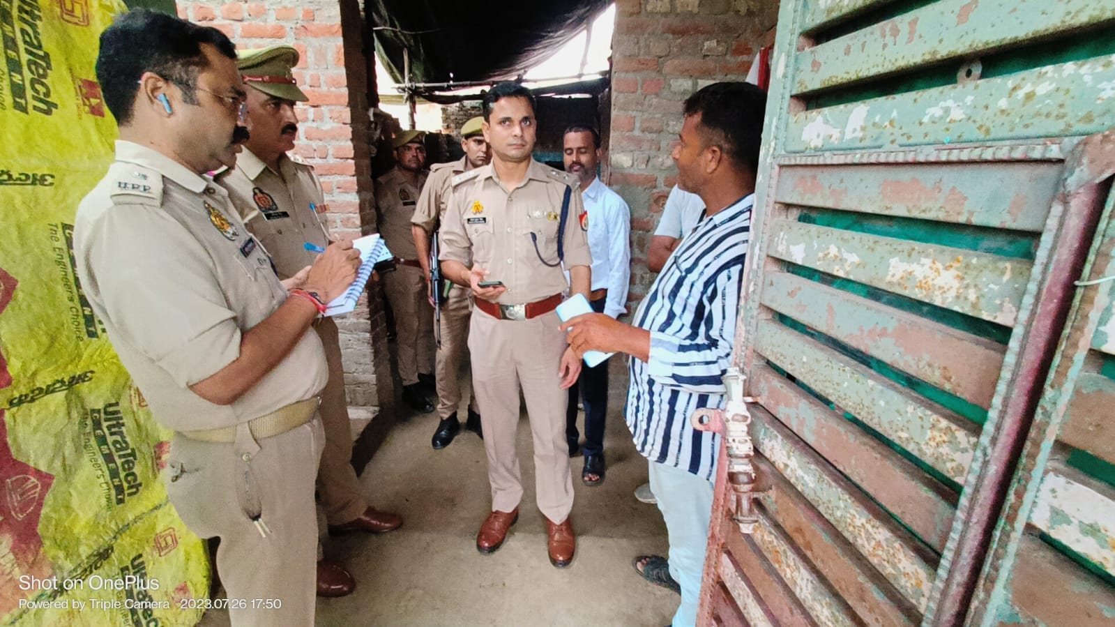 रोते विलखते खालिदा बेगम के परिजन। संवाद