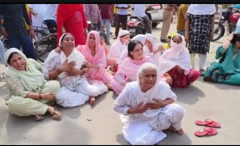 अंटा चौराहे पर खड़ी एंबुलेंस को घेरे लोग। संवाद