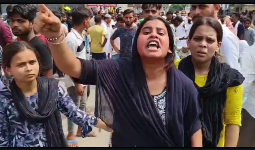 अंटा चौराहे पर खड़ी एंबुलेंस को घेरे लोग। संवाद