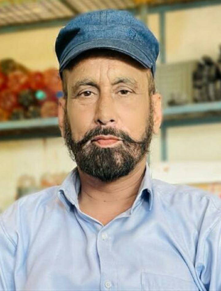 अंटा चौराहे पर खड़ी एंबुलेंस को घेरे लोग। संवाद