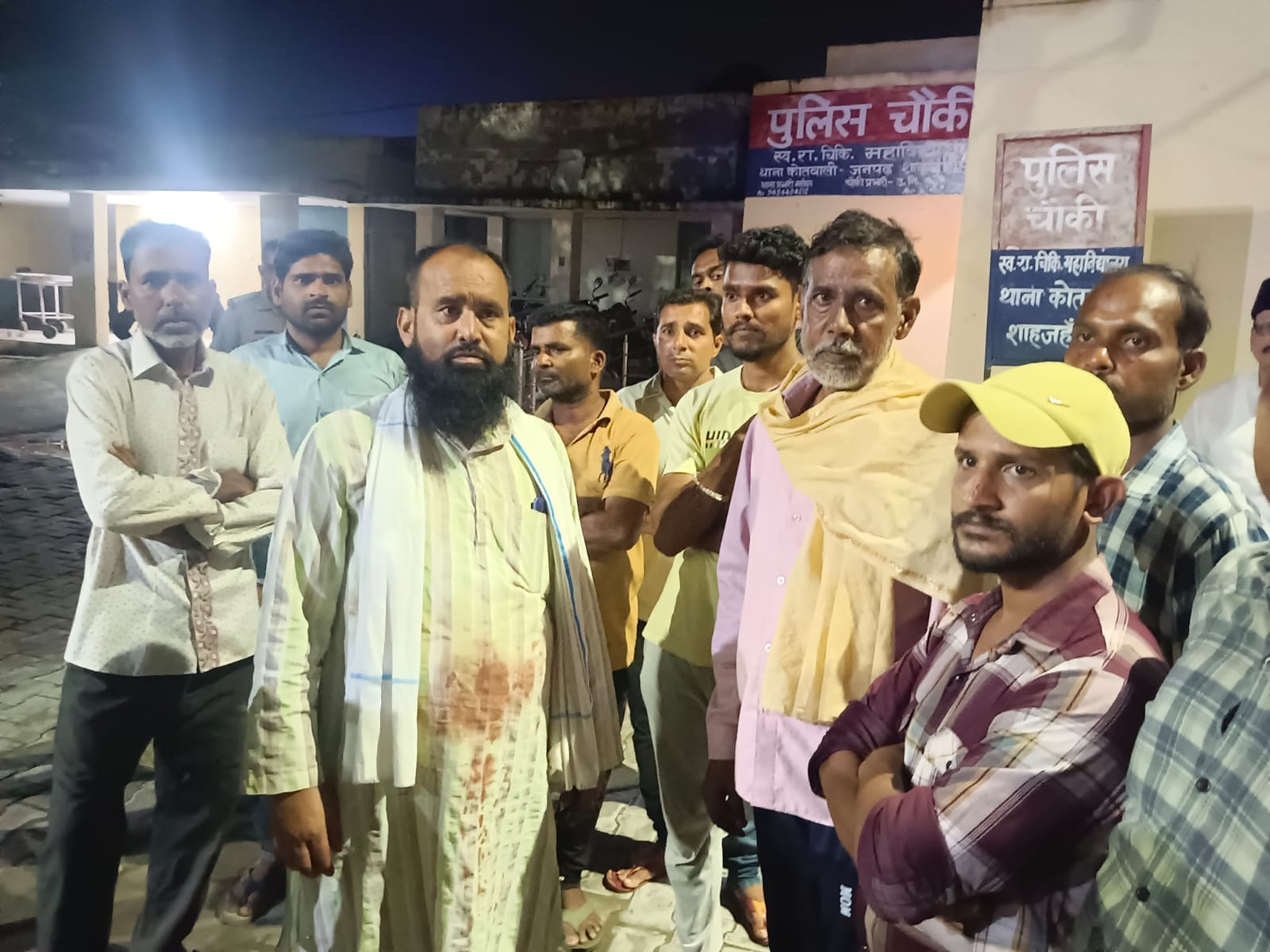 अंटा चौराहे पर खड़ी एंबुलेंस को घेरे लोग। संवाद