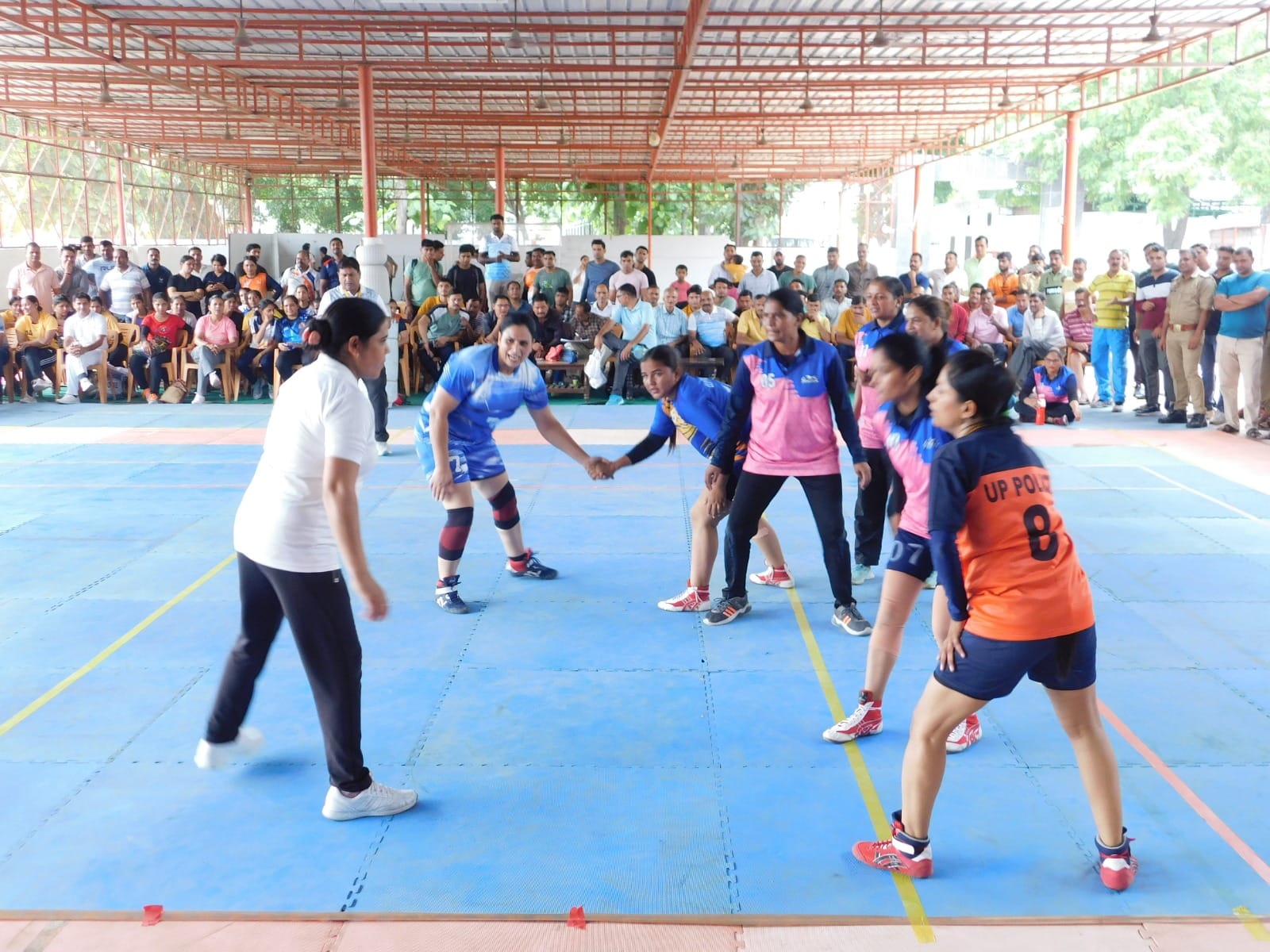 पुलिस लाइन में विजेता खिलाड़ियों को सम्मानित करते अतिथि पुलिस लाइन में विजेता खिलाड़ियों को सम्मानित करते अतिथि