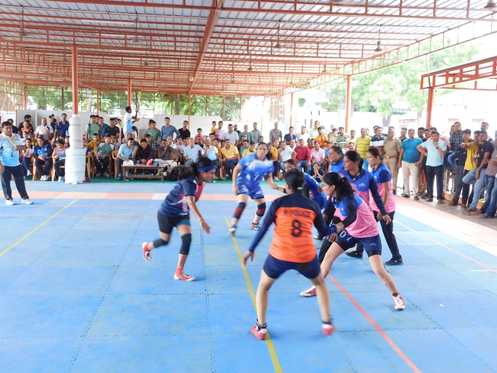 पुलिस लाइन में विजेता खिलाड़ियों को सम्मानित करते अतिथि पुलिस लाइन में विजेता खिलाड़ियों को सम्मानित करते अतिथि