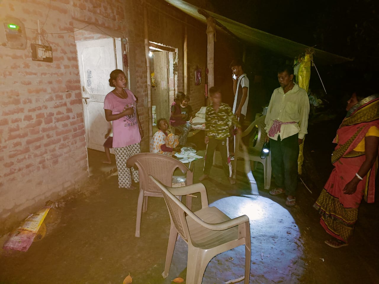 पुलिस से मुआवजे की मांग करते ग्रामीण।