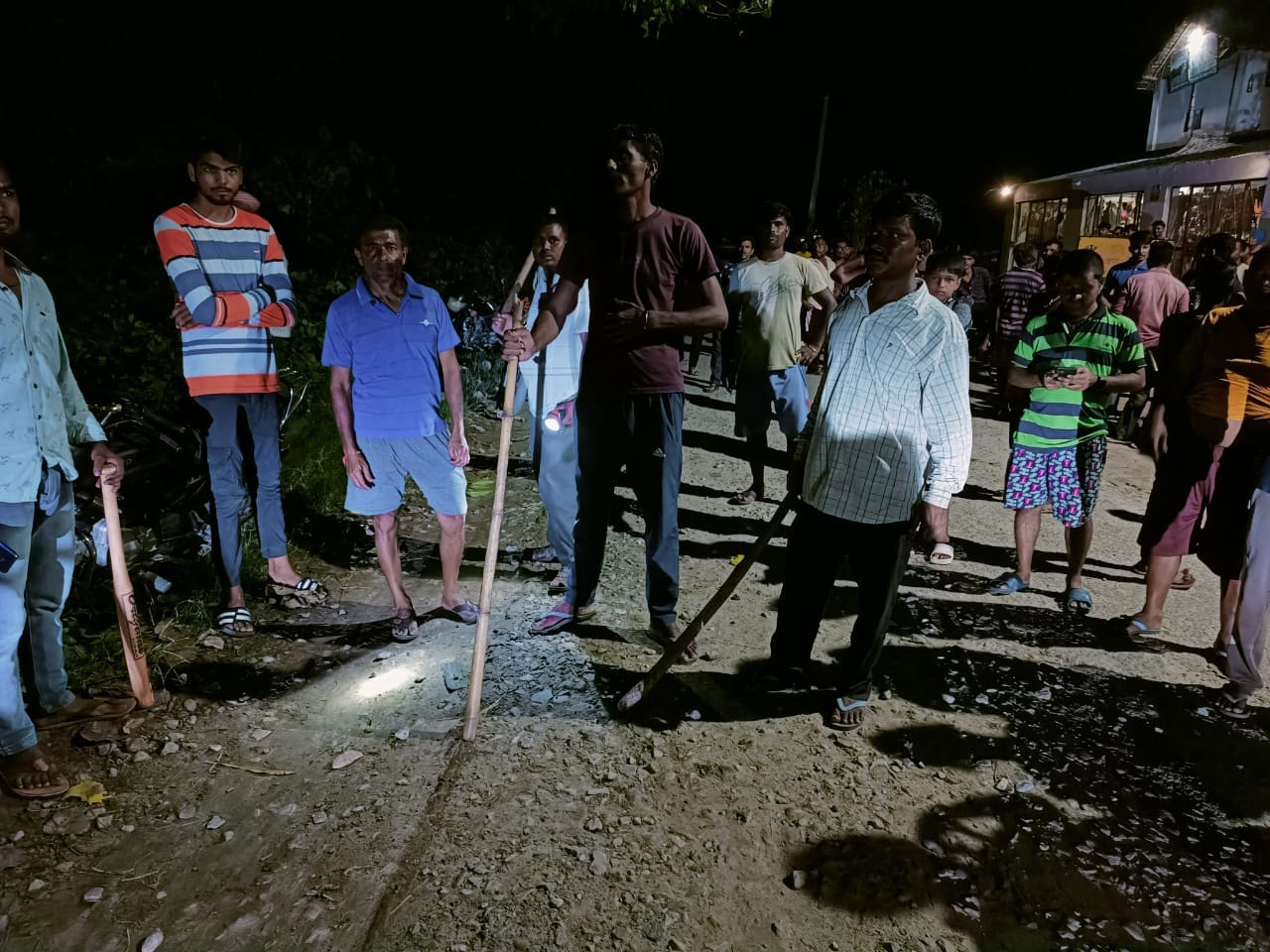 पुलिस से मुआवजे की मांग करते ग्रामीण।