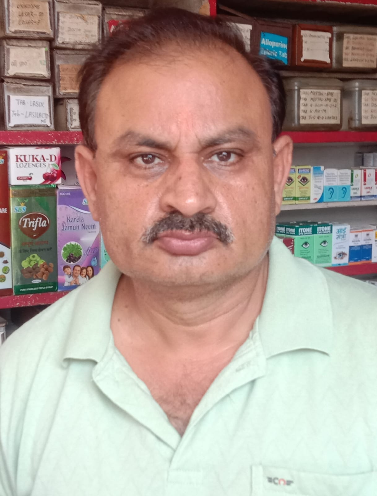 पूरनपुर में बिजली लाइन ठीक करते कर्मचारी । संवाद