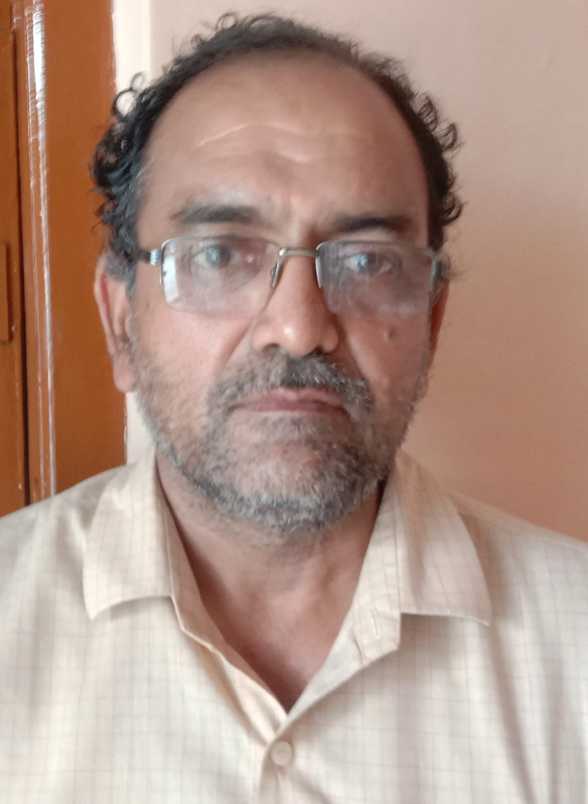 पूरनपुर में बिजली लाइन ठीक करते कर्मचारी । संवाद