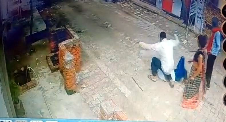 रोती बिलखती मृतक की पत्नी जूली