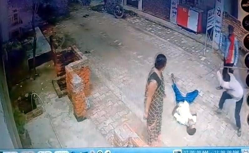रोती बिलखती मृतक की पत्नी जूली