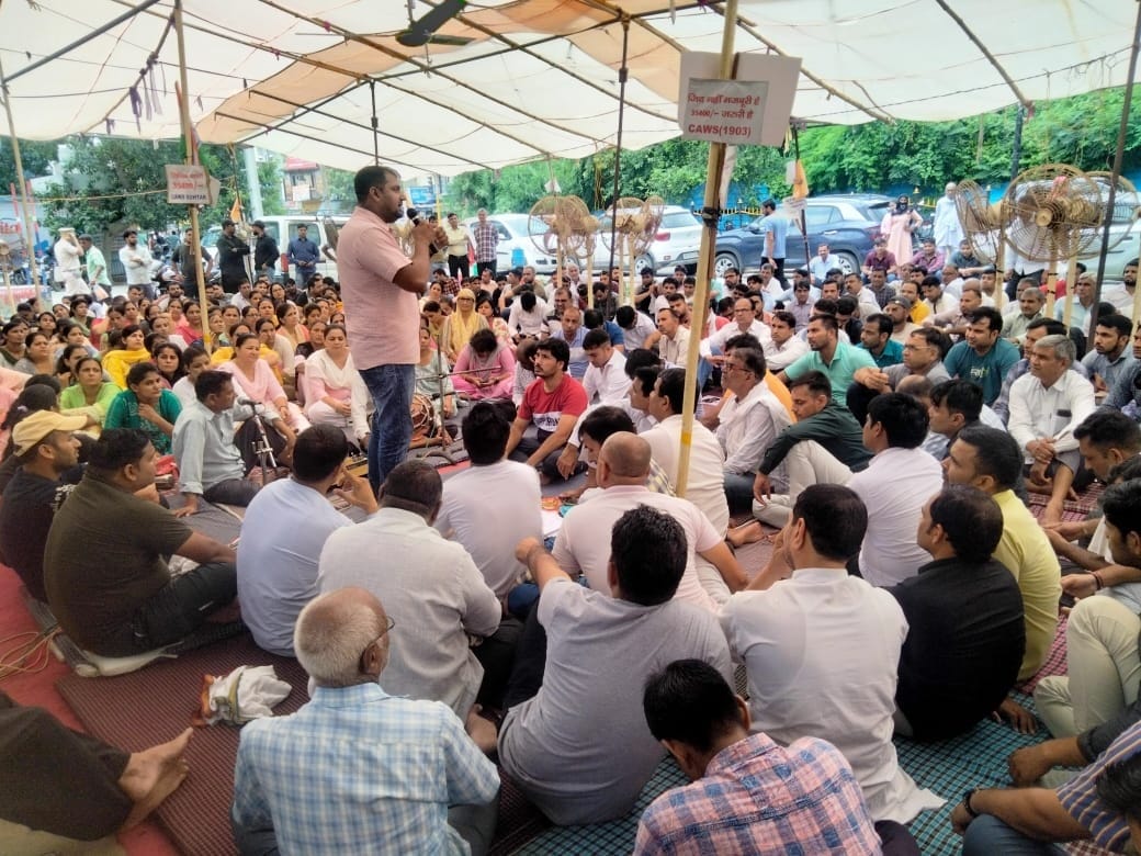 28सीटीके39... लघु सचिवालय के बाहर धरना देते लिपिक। विज्ञप्ति 28सीटीके39... लघु सचिवालय के बाहर धरना देते लिपिक। विज्ञप्ति