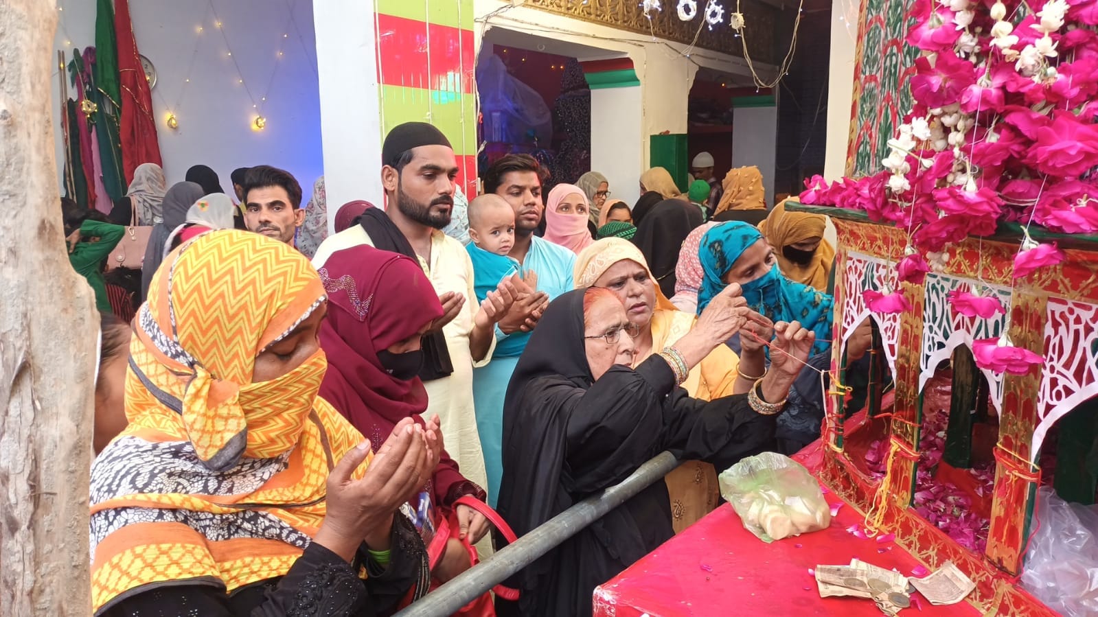 कच्चे कटरा में ताजिए लेकर जाते बाइक सवार। संवाद