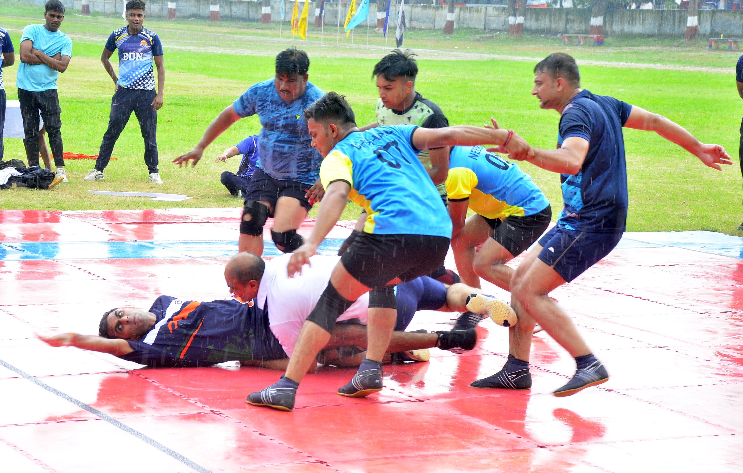पुलिस लाइंस में अर्न्तजनपदीय पुलिस खेलकूद प्रतियोगिता का उद्घाटन करते आईजी डॉ.राकेश सिंह।