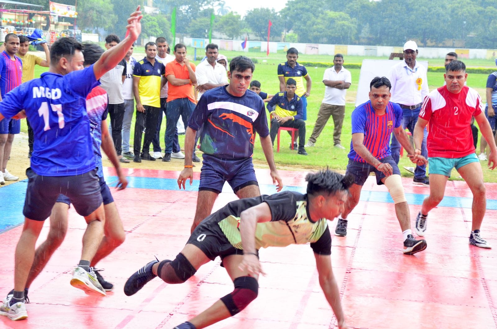पुलिस लाइंस में अर्न्तजनपदीय पुलिस खेलकूद प्रतियोगिता का उद्घाटन करते आईजी डॉ.राकेश सिंह।