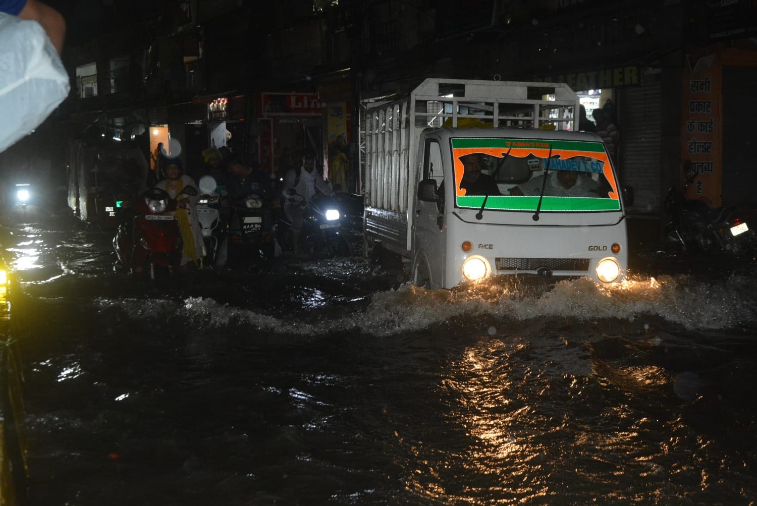 शहर में मूसलाधार बारिश से रुडकी रोड पर जलभराव से गुजरता टैक्टर।
