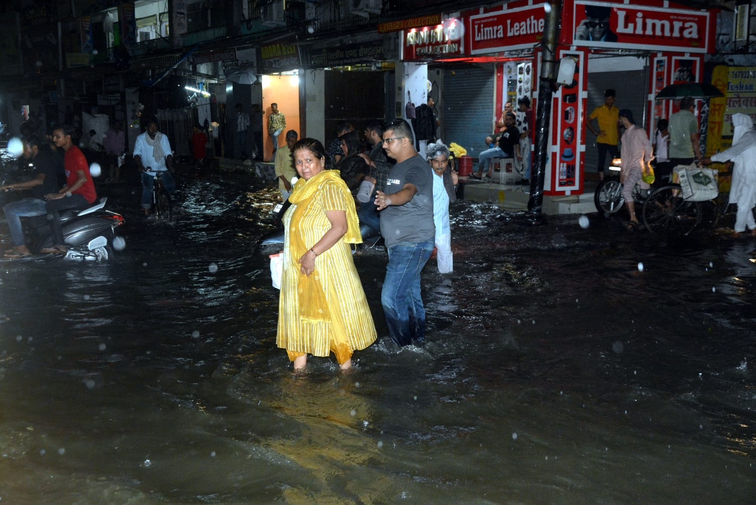शहर में मूसलाधार बारिश से रुडकी रोड पर जलभराव से गुजरता टैक्टर।