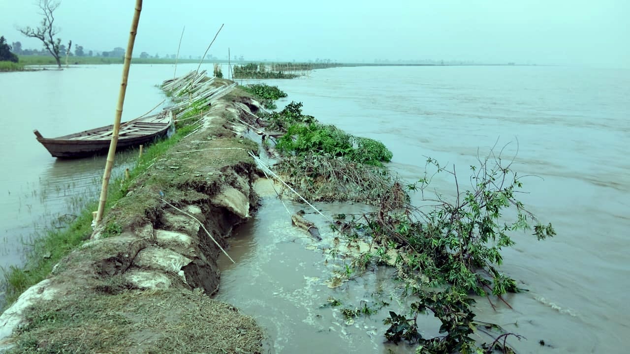 बझेडा़ मे चल रहा बांध निर्माण कार्य बझेडा़ मे चल रहा बांध निर्माण कार्य
