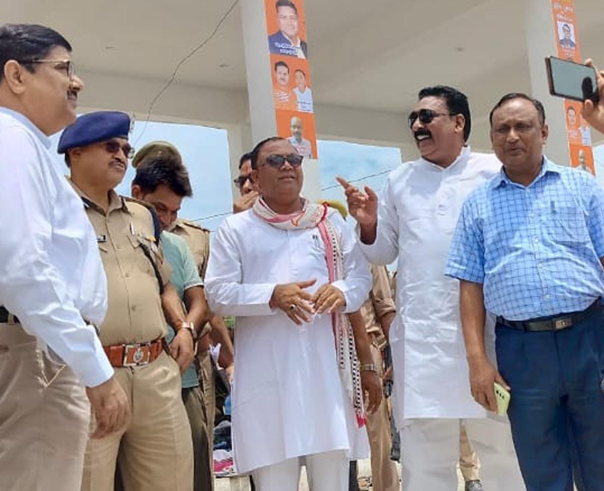 कछला से कांवड़ लेकर निकले शिवभक्त। कछला से कांवड़ लेकर निकले शिवभक्त।