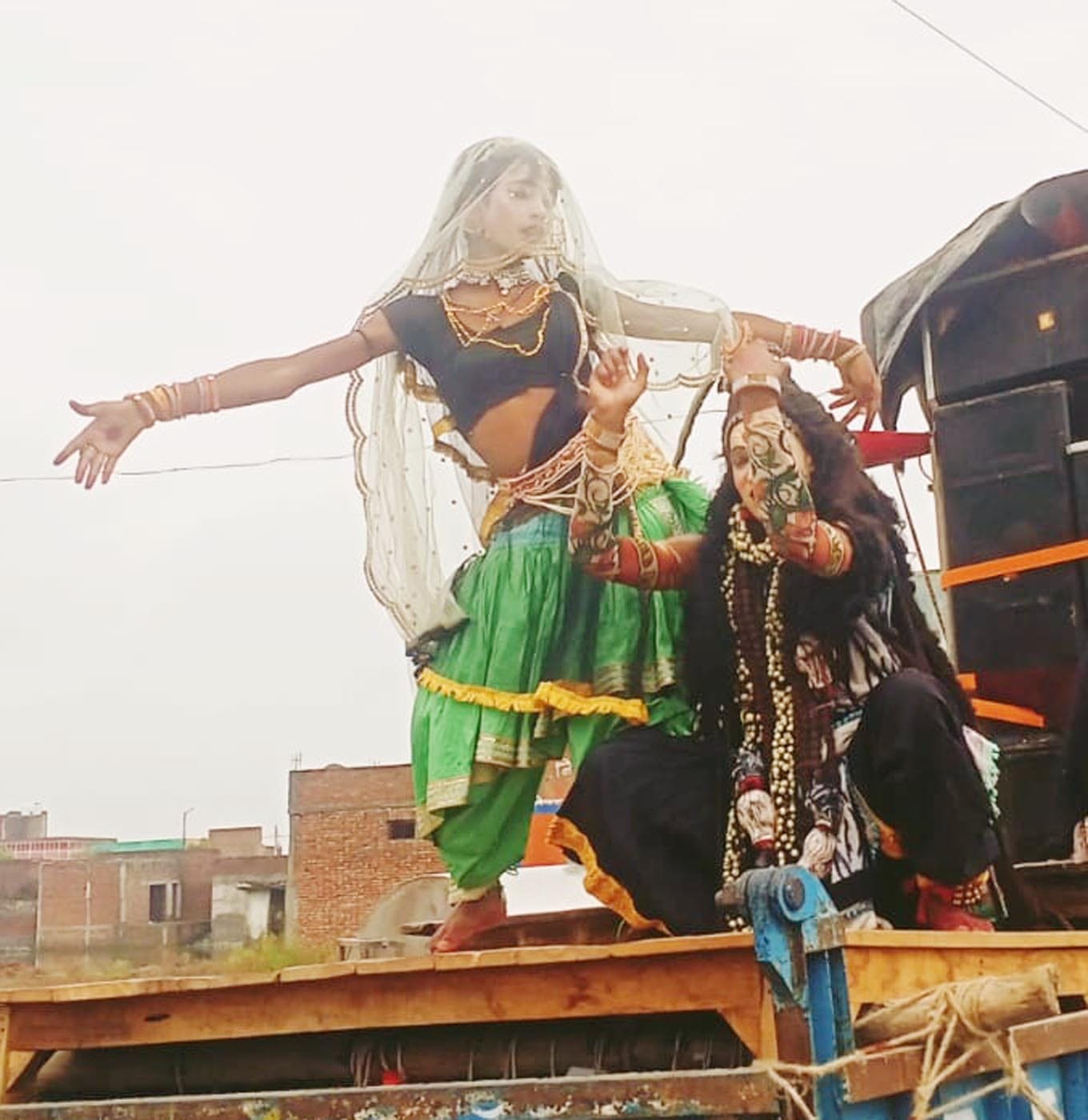 कछला से कांवड़ लेकर निकले शिवभक्त। कछला से कांवड़ लेकर निकले शिवभक्त।