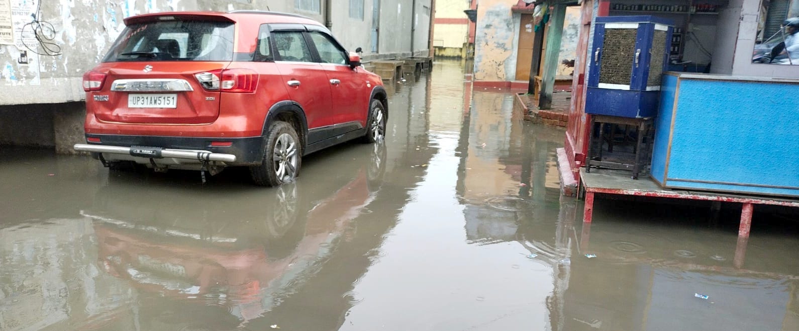 नई बस्ती की गलियों में भरा पानी नई बस्ती की गलियों में भरा पानी
