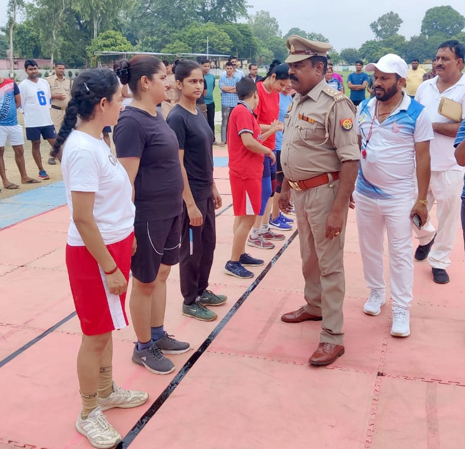पुलिस लाइंस में अर्न्तजनपदीय पुलिस खेलकूद प्रतियोगिता में कबड्डी में जोर आजमाईश करती महिला खिल पुलिस लाइंस में अर्न्तजनपदीय पुलिस खेलकूद प्रतियोगिता में कबड्डी में जोर आजमाईश करती महिला खिल