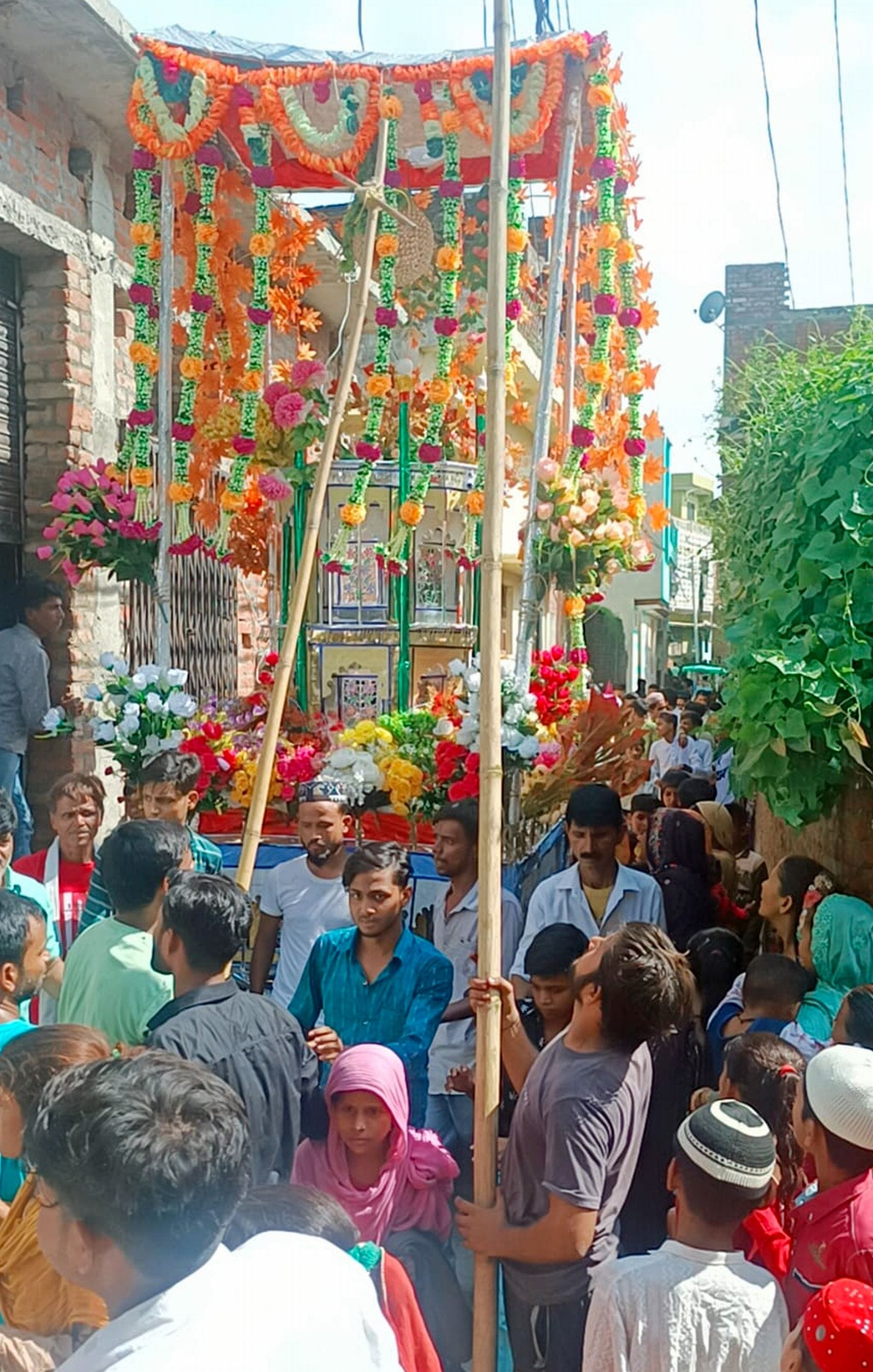 रमजानपुर में मोहर्रम जुलूस में शामिल ताजियें।