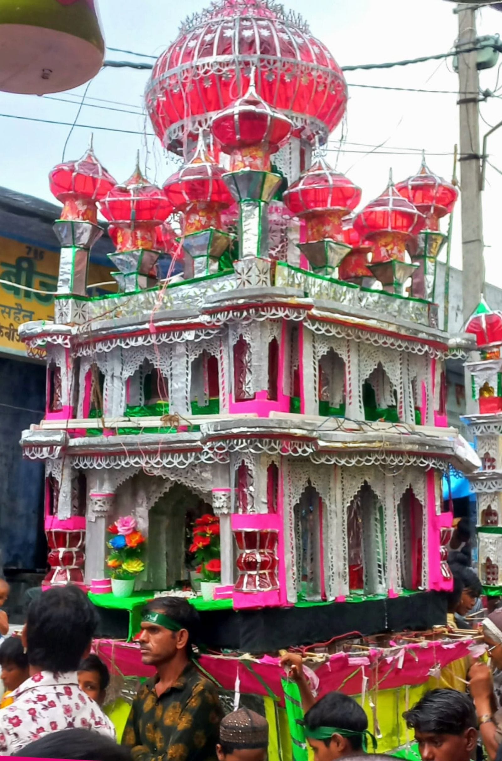 रमजानपुर में मोहर्रम जुलूस में शामिल ताजियें।