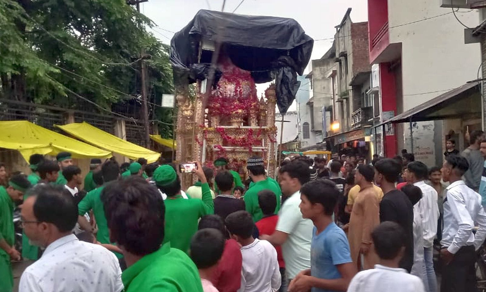 रमजानपुर में मोहर्रम जुलूस में शामिल ताजियें।