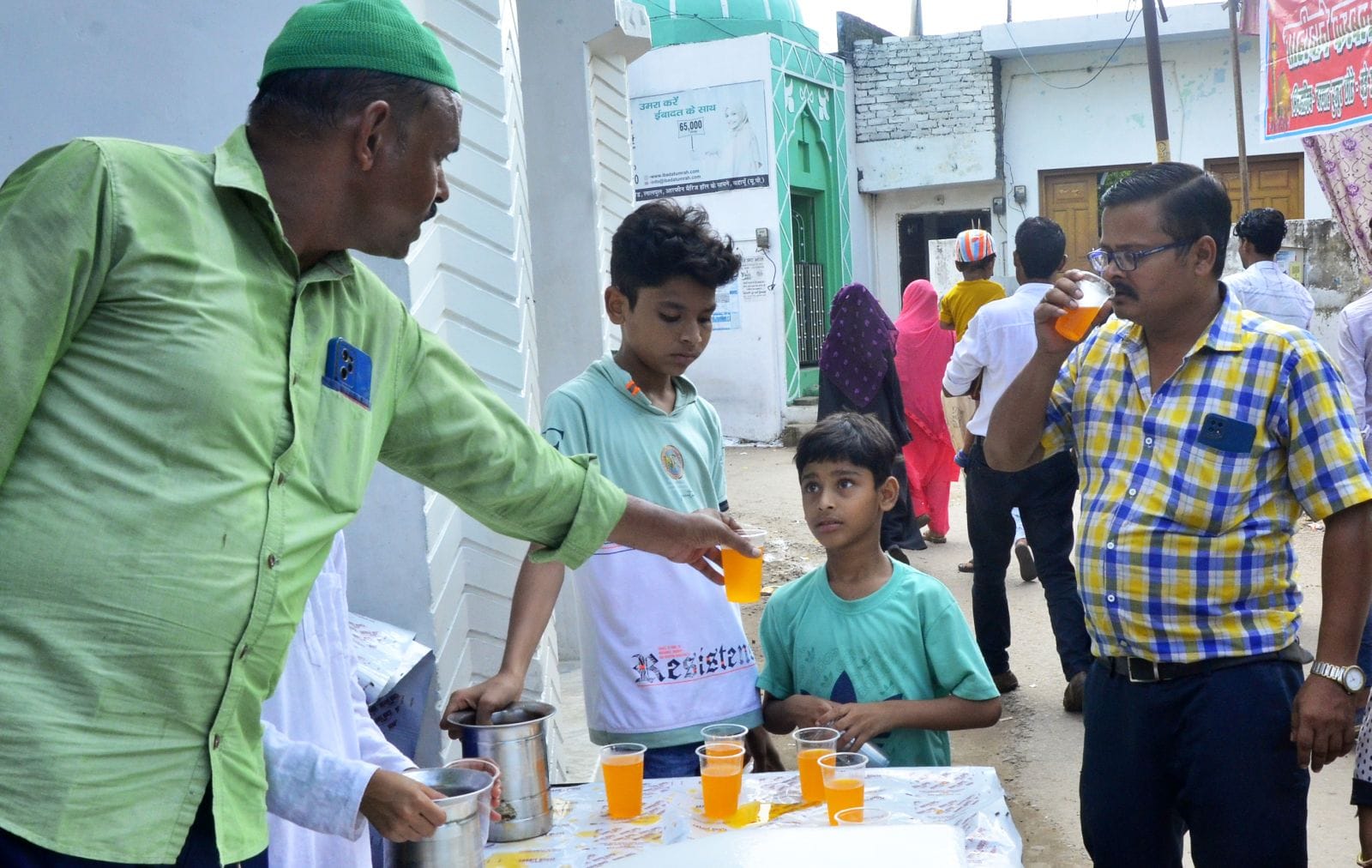 रमजानपुर में मोहर्रम जुलूस में शामिल ताजियें।