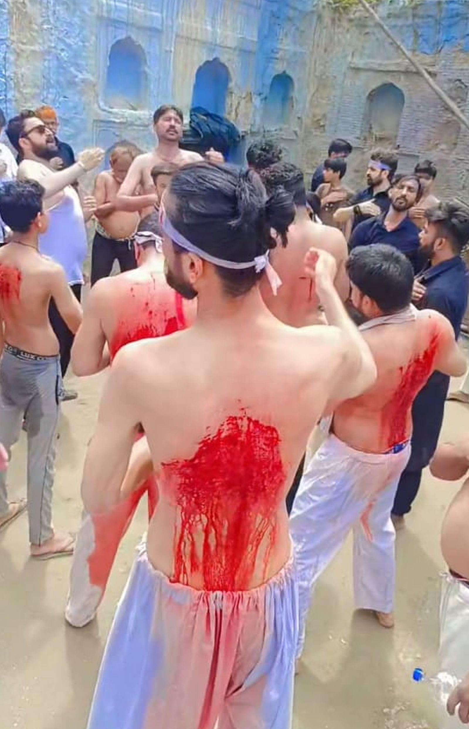 रमजानपुर में मोहर्रम जुलूस में शामिल ताजियें।