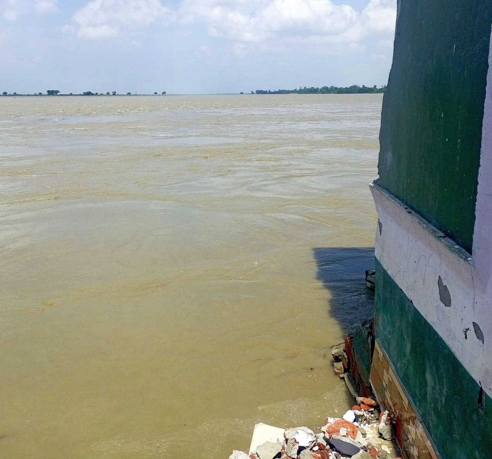 सहसवान क्षेत्र के तोफी नगला में खेतों में भरा बाढ़ पानी ।