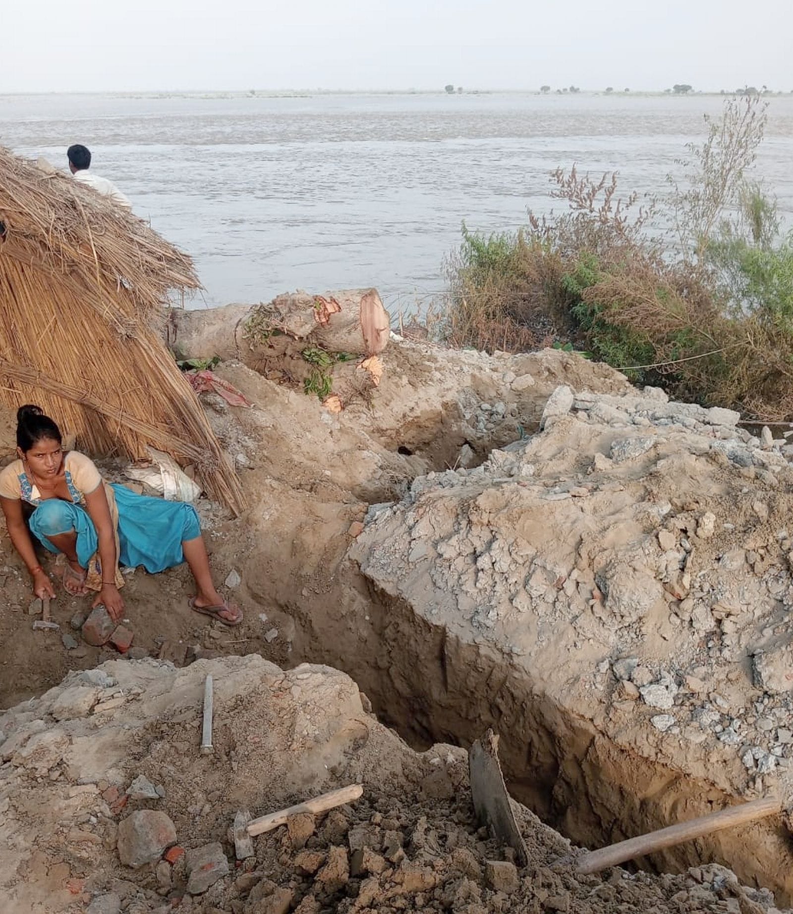 सहसवान क्षेत्र के तोफी नगला में खेतों में भरा बाढ़ पानी ।