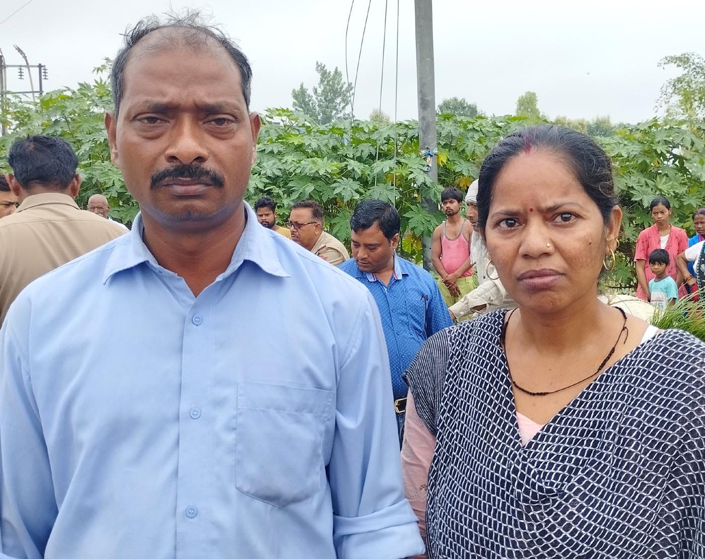 उझानी में संरक्षित पशु के अवशेष मिलने पर मौके पर पहुंचे पुलिस कर्मी।