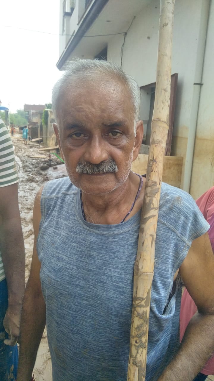 अंबाला छावनी के टांगरी बांध स्थित न्यू टैगोर गार्डन के लोग सड़क पर जमा कीचड़ हटाते हुए अंबाला छावनी के टांगरी बांध स्थित न्यू टैगोर गार्डन के लोग सड़क पर जमा कीचड़ हटाते हुए