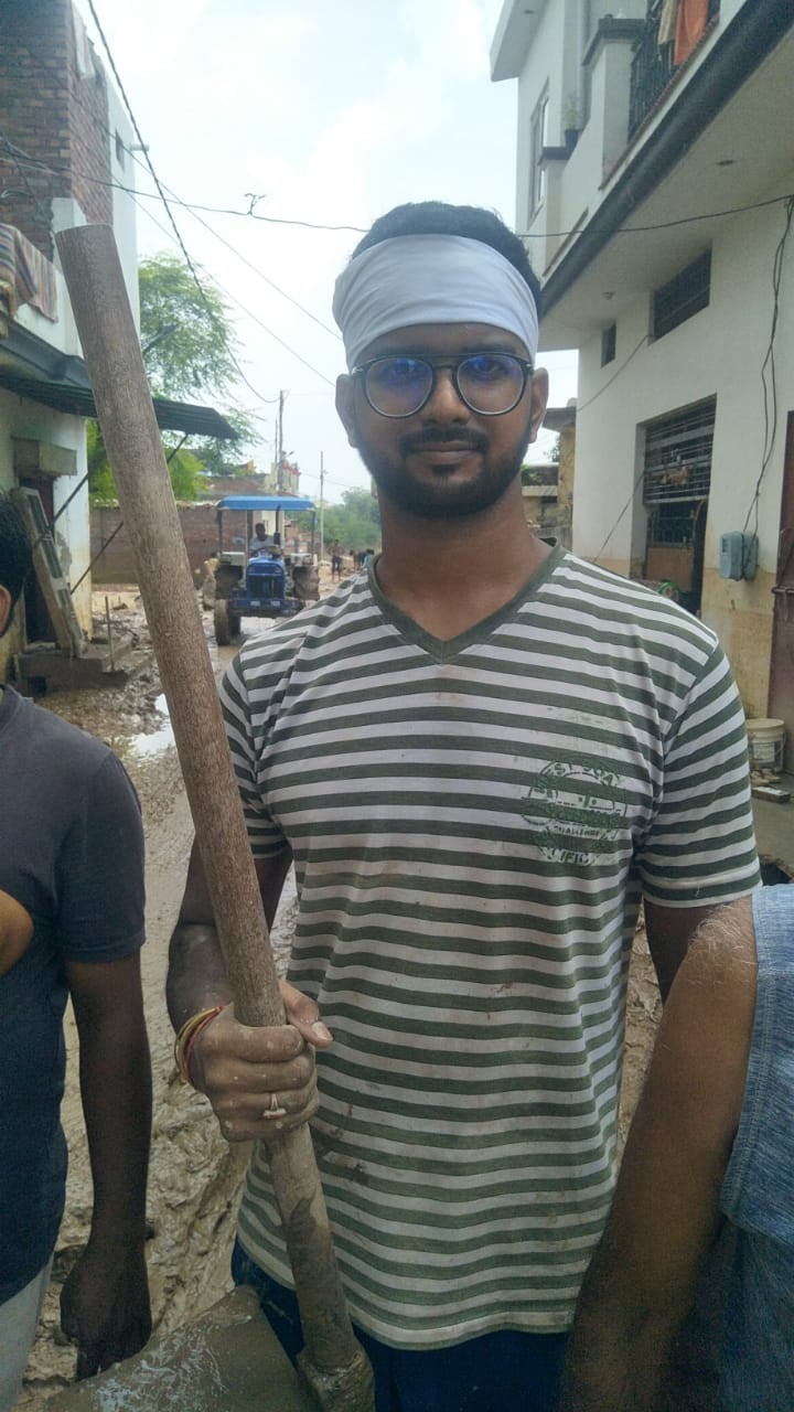 अंबाला छावनी के टांगरी बांध स्थित न्यू टैगोर गार्डन के लोग सड़क पर जमा कीचड़ हटाते हुए अंबाला छावनी के टांगरी बांध स्थित न्यू टैगोर गार्डन के लोग सड़क पर जमा कीचड़ हटाते हुए
