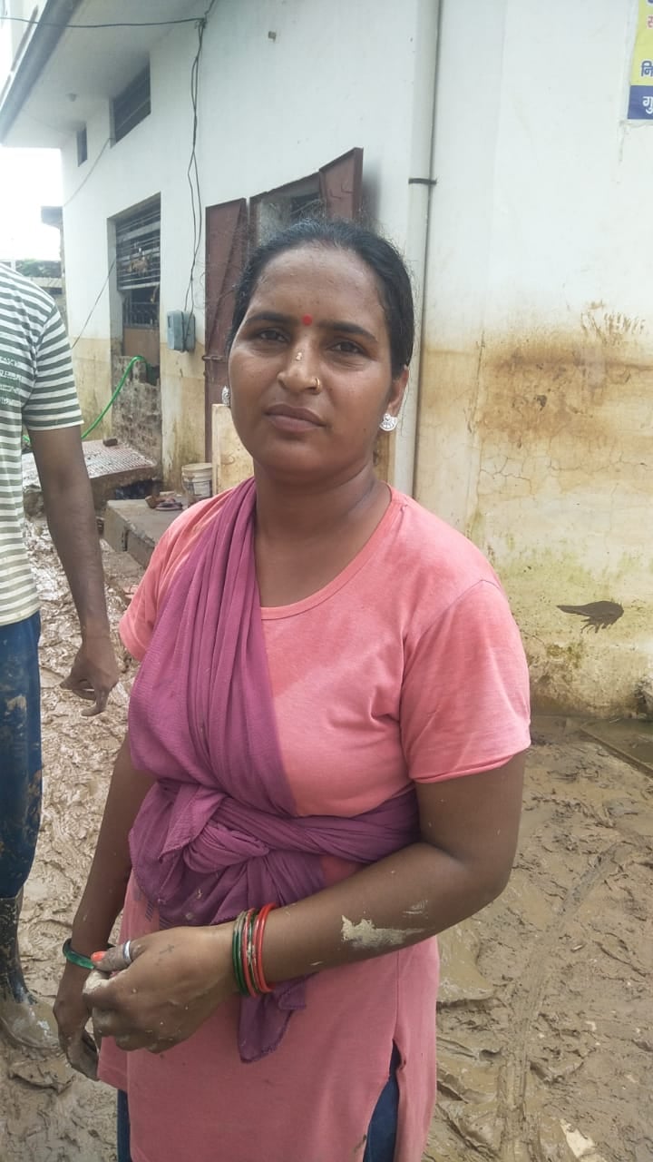 अंबाला छावनी के टांगरी बांध स्थित न्यू टैगोर गार्डन के लोग सड़क पर जमा कीचड़ हटाते हुए अंबाला छावनी के टांगरी बांध स्थित न्यू टैगोर गार्डन के लोग सड़क पर जमा कीचड़ हटाते हुए